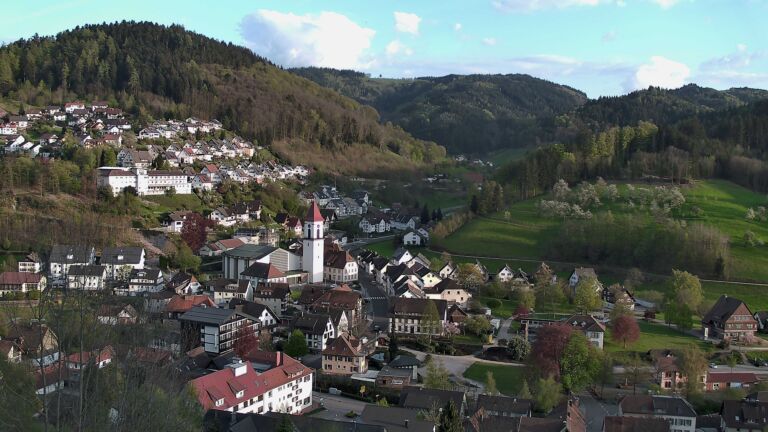 Dieses Bild zeigt eine Webcam-Aufnahme von Ottenhöfen, aufgenommen am Freitag, den 17.04.2026 um 19:20 Uhr