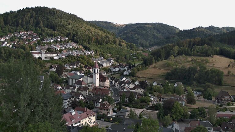 Dieses Bild zeigt eine Webcam-Aufnahme von Ottenhöfen, aufgenommen am Samstag, den 15.08.2026 um 18:10 Uhr