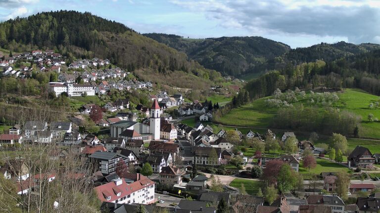 Dieses Bild zeigt eine Webcam-Aufnahme von Ottenhöfen, aufgenommen am Donnerstag, den 16.04.2026 um 17:50 Uhr