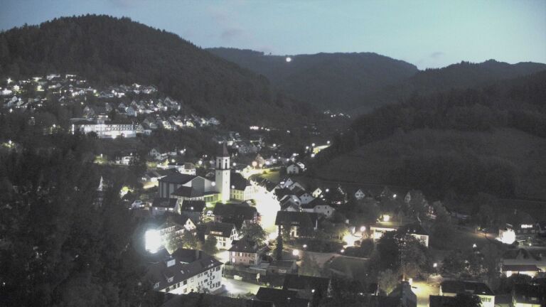 Dieses Bild zeigt eine Webcam-Aufnahme von Ottenhöfen, aufgenommen am Montag, den 19.10.2026 um 19:10 Uhr