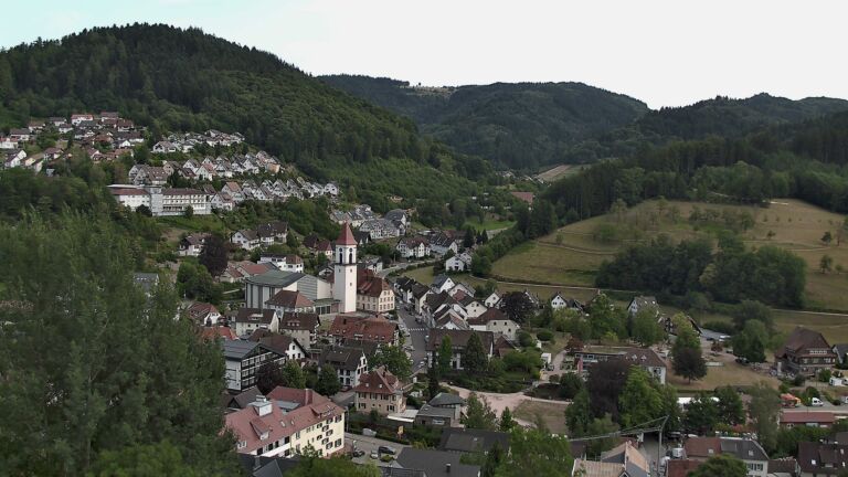 Dieses Bild zeigt eine Webcam-Aufnahme von Ottenhöfen, aufgenommen am Samstag, den 25.07.2026 um 17:30 Uhr