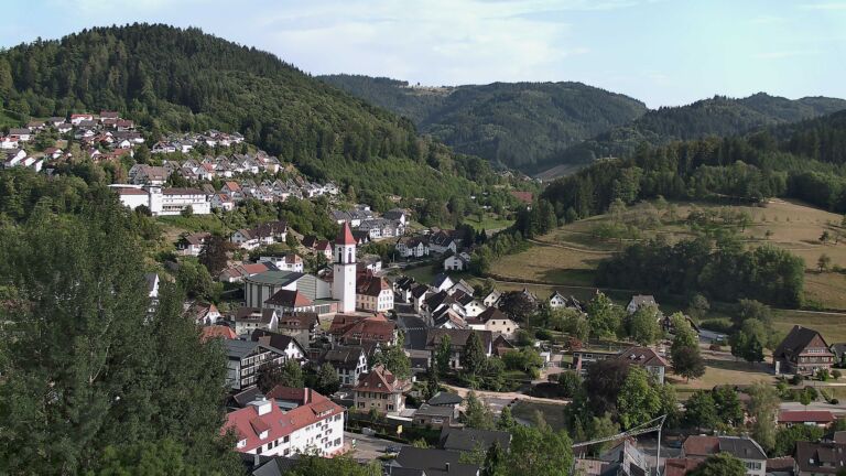 Dieses Bild zeigt eine Webcam-Aufnahme von Ottenhöfen, aufgenommen am Montag, den 03.08.2026 um 18:30 Uhr