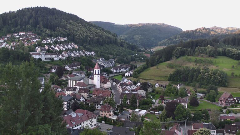 Dieses Bild zeigt eine Webcam-Aufnahme von Ottenhöfen, aufgenommen am Freitag, den 19.06.2026 um 06:10 Uhr