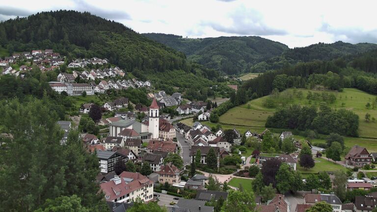 Dieses Bild zeigt eine Webcam-Aufnahme von Ottenhöfen, aufgenommen am Donnerstag, den 04.06.2026 um 12:20 Uhr