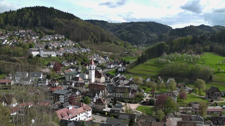 Dieses Bild zeigt eine Webcam-Aufnahme von Ottenhöfen, aufgenommen am Donnerstag, den 16.04.2026 um 16:30 Uhr