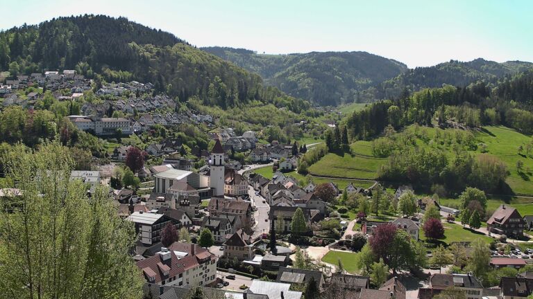 Dieses Bild zeigt eine Webcam-Aufnahme von Ottenhöfen, aufgenommen am Samstag, den 25.04.2026 um 12:20 Uhr