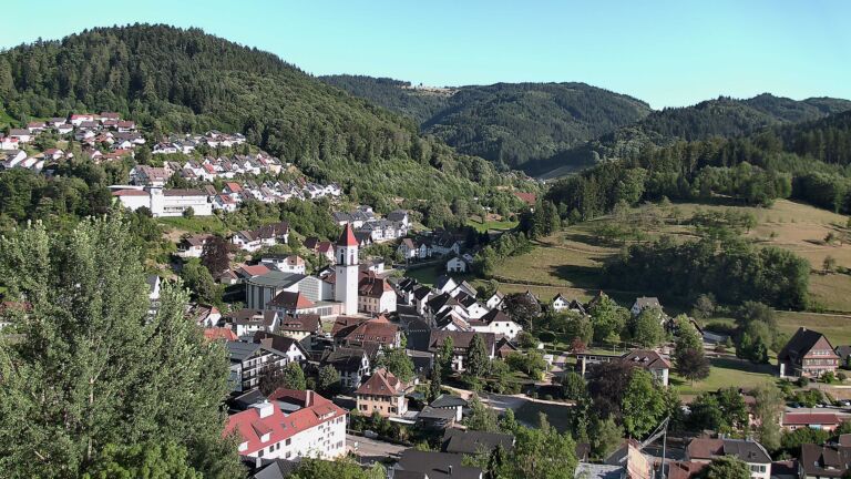 Dieses Bild zeigt eine Webcam-Aufnahme von Ottenhöfen, aufgenommen am Freitag, den 10.07.2026 um 19:10 Uhr