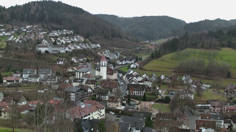 Dieses Bild zeigt eine Webcam-Aufnahme von Ottenhöfen, aufgenommen am Freitag, den 19.12.2025 um 13:20 Uhr