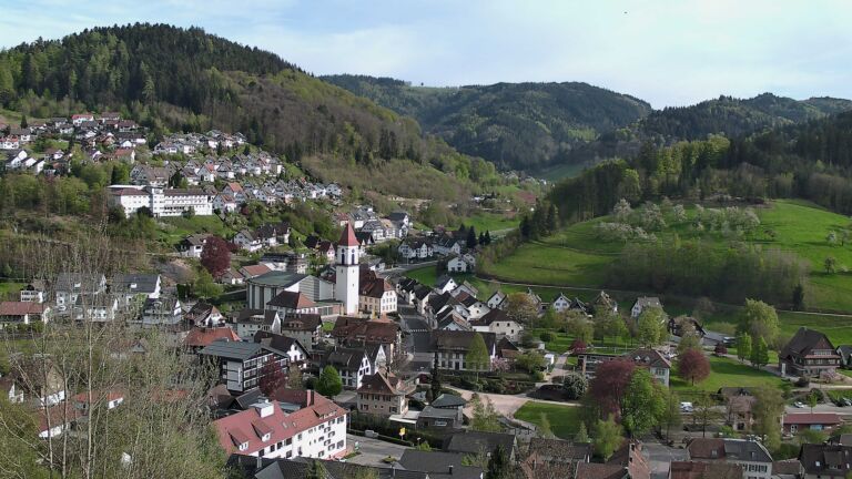 Dieses Bild zeigt eine Webcam-Aufnahme von Ottenhöfen, aufgenommen am Samstag, den 18.04.2026 um 18:00 Uhr