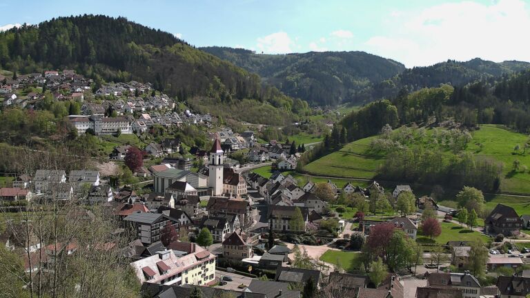 Dieses Bild zeigt eine Webcam-Aufnahme von Ottenhöfen, aufgenommen am Samstag, den 18.04.2026 um 15:10 Uhr