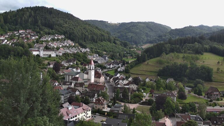 Dieses Bild zeigt eine Webcam-Aufnahme von Ottenhöfen, aufgenommen am Sonntag, den 05.07.2026 um 18:50 Uhr