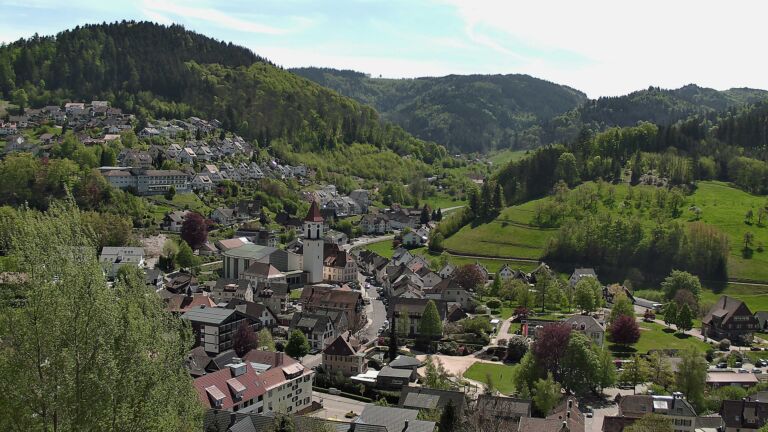 Dieses Bild zeigt eine Webcam-Aufnahme von Ottenhöfen, aufgenommen am Sonntag, den 26.04.2026 um 13:50 Uhr