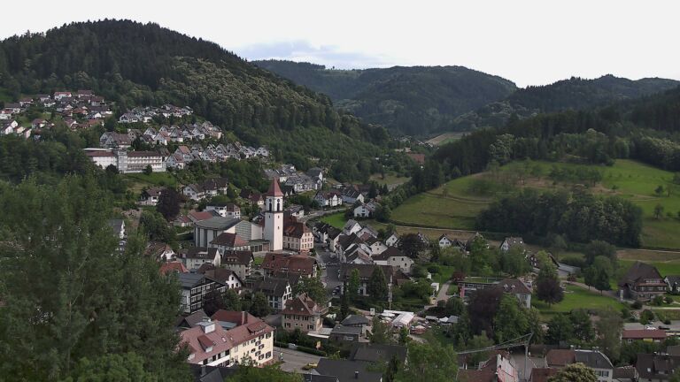 Dieses Bild zeigt eine Webcam-Aufnahme von Ottenhöfen, aufgenommen am Sonntag, den 21.06.2026 um 17:10 Uhr