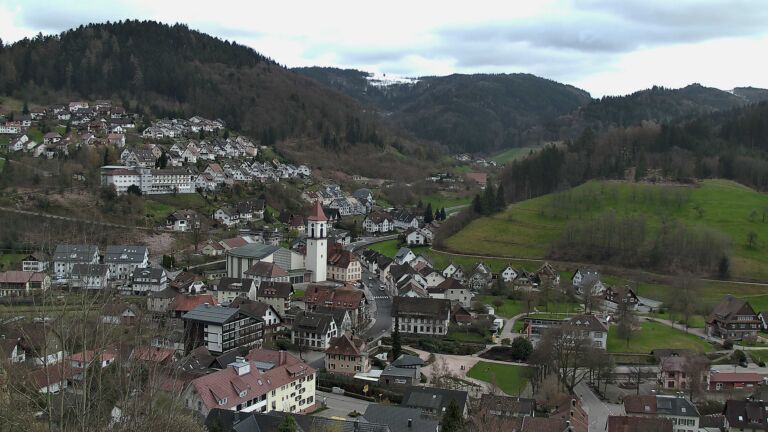 Dieses Bild zeigt eine Webcam-Aufnahme von Ottenhöfen, aufgenommen am Dienstag, den 31.03.2026 um 17:30 Uhr