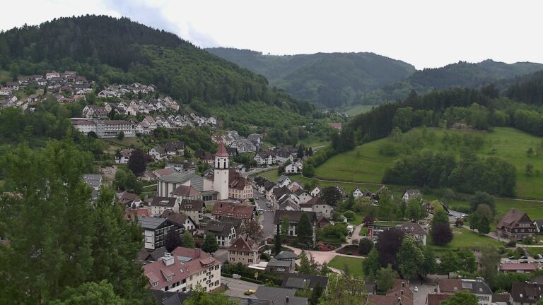 Dieses Bild zeigt eine Webcam-Aufnahme von Ottenhöfen, aufgenommen am Sonntag, den 10.05.2026 um 13:40 Uhr