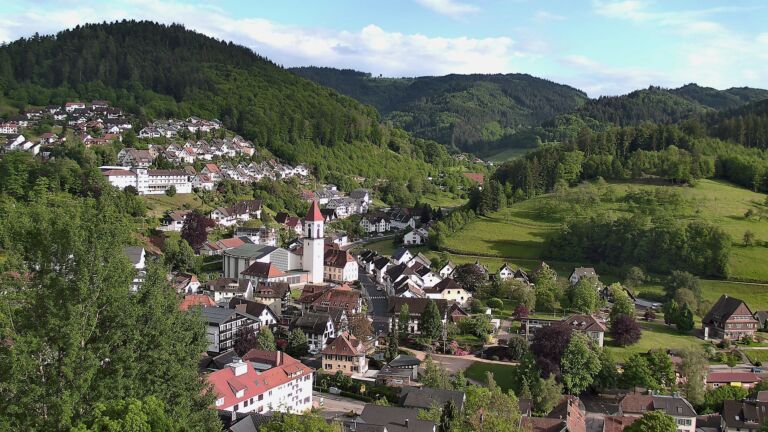 Dieses Bild zeigt eine Webcam-Aufnahme von Ottenhöfen, aufgenommen am Freitag, den 15.05.2026 um 18:50 Uhr