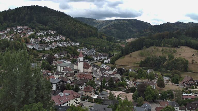 Dieses Bild zeigt eine Webcam-Aufnahme von Ottenhöfen, aufgenommen am Dienstag, den 18.08.2026 um 12:00 Uhr