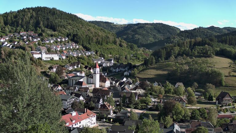 Dieses Bild zeigt eine Webcam-Aufnahme von Ottenhöfen, aufgenommen am Freitag, den 04.09.2026 um 18:00 Uhr
