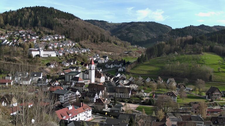 Dieses Bild zeigt eine Webcam-Aufnahme von Ottenhöfen, aufgenommen am Montag, den 06.04.2026 um 18:00 Uhr