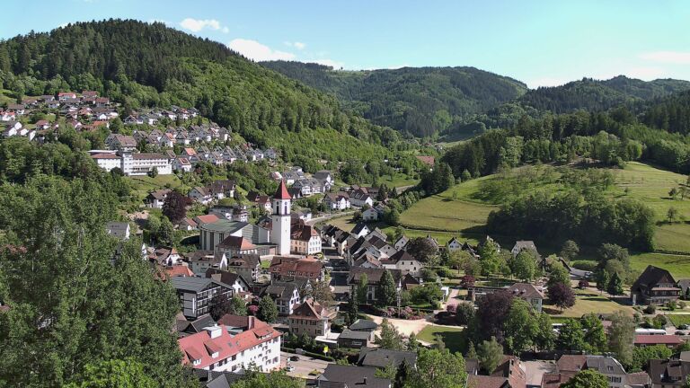 Dieses Bild zeigt eine Webcam-Aufnahme von Ottenhöfen, aufgenommen am Freitag, den 22.05.2026 um 17:00 Uhr