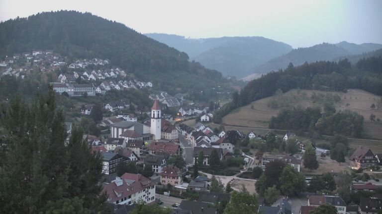 Dieses Bild zeigt eine Webcam-Aufnahme von Ottenhöfen, aufgenommen am Montag, den 17.08.2026 um 06:00 Uhr