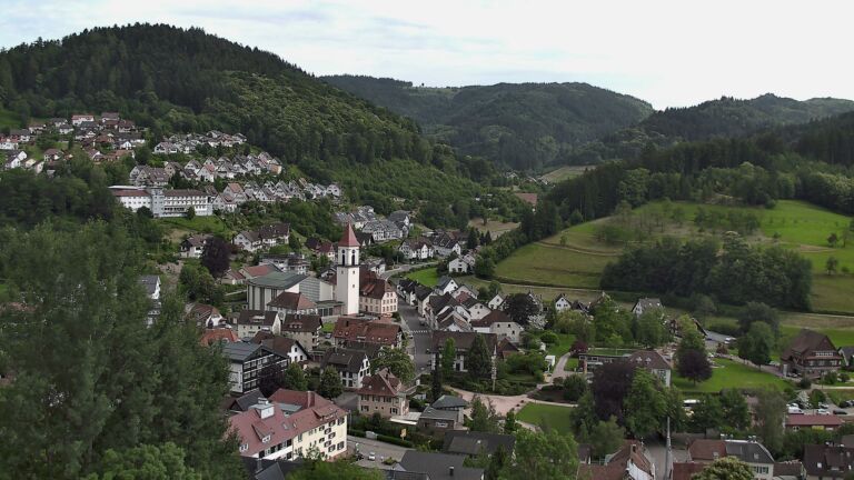 Dieses Bild zeigt eine Webcam-Aufnahme von Ottenhöfen, aufgenommen am Dienstag, den 16.06.2026 um 17:00 Uhr