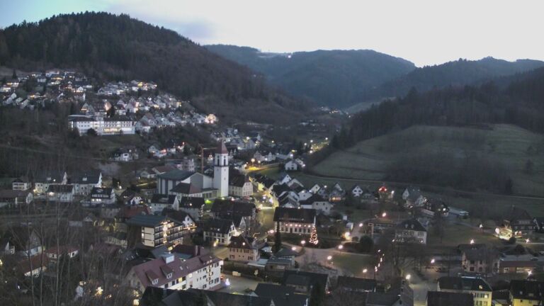 Dieses Bild zeigt eine Webcam-Aufnahme von Ottenhöfen, aufgenommen am Donnerstag, den 25.12.2025 um 17:10 Uhr