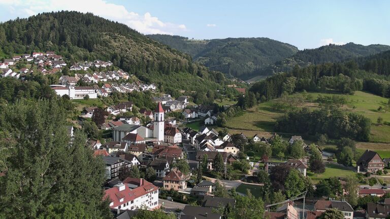 Dieses Bild zeigt eine Webcam-Aufnahme von Ottenhöfen, aufgenommen am Samstag, den 27.06.2026 um 19:10 Uhr
