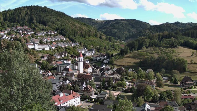 Dieses Bild zeigt eine Webcam-Aufnahme von Ottenhöfen, aufgenommen am Sonntag, den 30.08.2026 um 17:30 Uhr