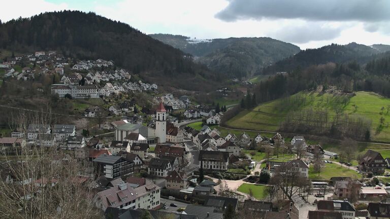 Dieses Bild zeigt eine Webcam-Aufnahme von Ottenhöfen, aufgenommen am Freitag, den 27.03.2026 um 13:40 Uhr