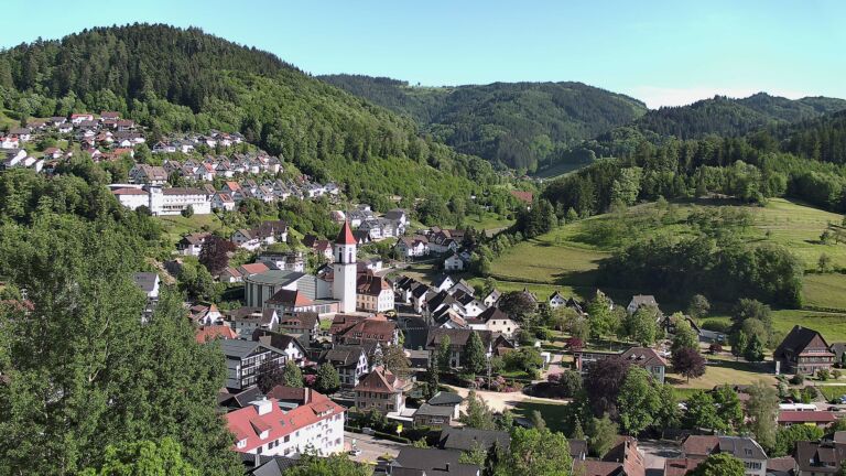 Dieses Bild zeigt eine Webcam-Aufnahme von Ottenhöfen, aufgenommen am Freitag, den 22.05.2026 um 18:00 Uhr