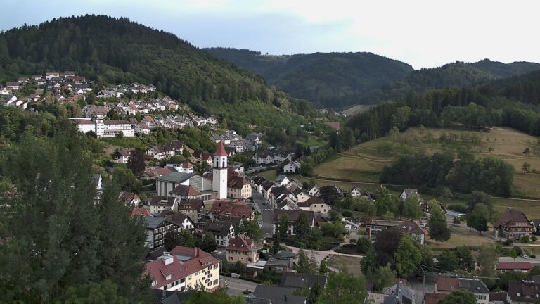 Dieses Bild zeigt eine Webcam-Aufnahme von Ottenhöfen, aufgenommen am Dienstag, den 04.08.2026 um 19:00 Uhr