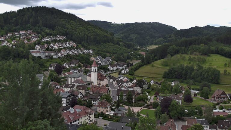 Dieses Bild zeigt eine Webcam-Aufnahme von Ottenhöfen, aufgenommen am Donnerstag, den 04.06.2026 um 13:40 Uhr
