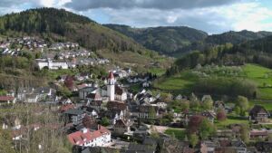 Dieses Bild zeigt eine Webcam-Aufnahme von Ottenhöfen, aufgenommen am Freitag, den 17.04.2026 um 18:00 Uhr