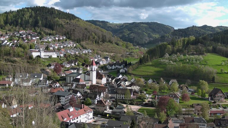 Dieses Bild zeigt eine Webcam-Aufnahme von Ottenhöfen, aufgenommen am Freitag, den 17.04.2026 um 18:00 Uhr