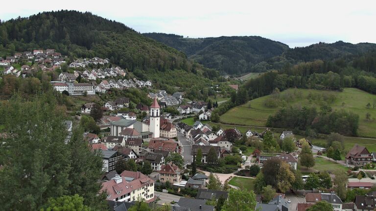 Dieses Bild zeigt eine Webcam-Aufnahme von Ottenhöfen, aufgenommen am Dienstag, den 13.10.2026 um 17:00 Uhr
