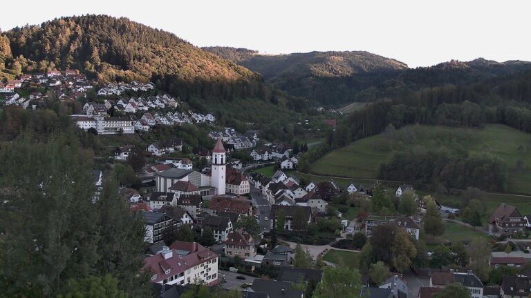 Dieses Bild zeigt eine Webcam-Aufnahme von Ottenhöfen, aufgenommen am Montag, den 12.10.2026 um 18:00 Uhr