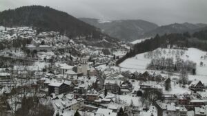 Dieses Bild zeigt eine Webcam-Aufnahme von Ottenhöfen, aufgenommen am Donnerstag, den 08.01.2026 um 10:00 Uhr