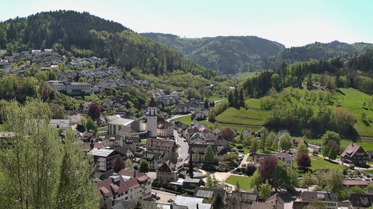 Dieses Bild zeigt eine Webcam-Aufnahme von Ottenhöfen, aufgenommen am Samstag, den 25.04.2026 um 12:30 Uhr