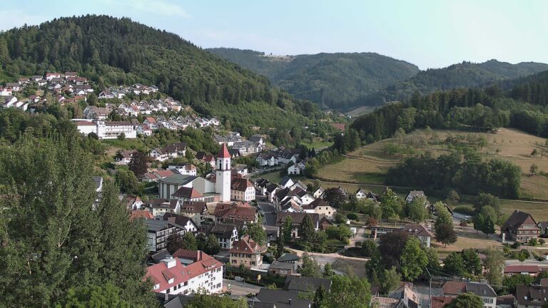 Dieses Bild zeigt eine Webcam-Aufnahme von Ottenhöfen, aufgenommen am Donnerstag, den 30.07.2026 um 18:50 Uhr