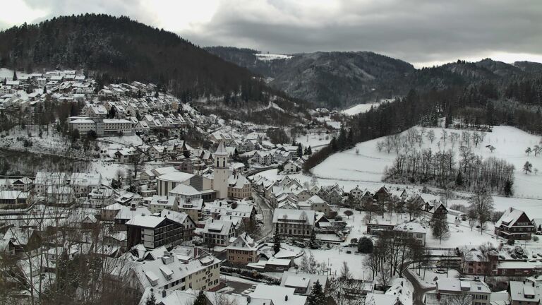 Dieses Bild zeigt eine Webcam-Aufnahme von Ottenhöfen, aufgenommen am Sonntag, den 04.01.2026 um 11:30 Uhr