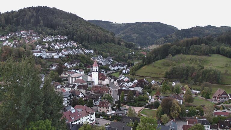 Dieses Bild zeigt eine Webcam-Aufnahme von Ottenhöfen, aufgenommen am Montag, den 12.10.2026 um 08:00 Uhr