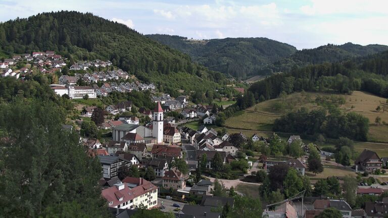 Dieses Bild zeigt eine Webcam-Aufnahme von Ottenhöfen, aufgenommen am Dienstag, den 14.07.2026 um 17:50 Uhr