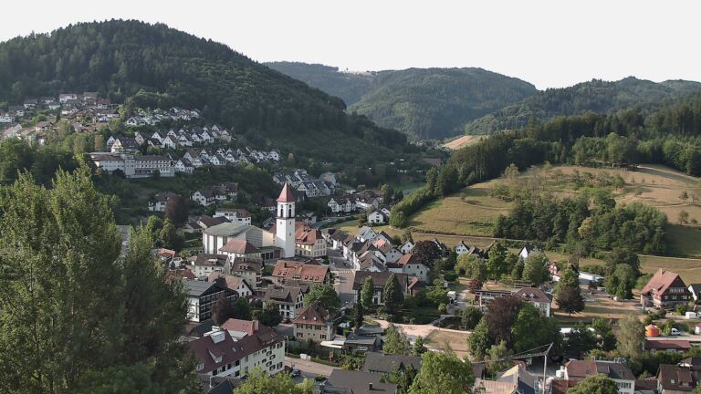 Dieses Bild zeigt eine Webcam-Aufnahme von Ottenhöfen, aufgenommen am Sonntag, den 26.07.2026 um 08:30 Uhr