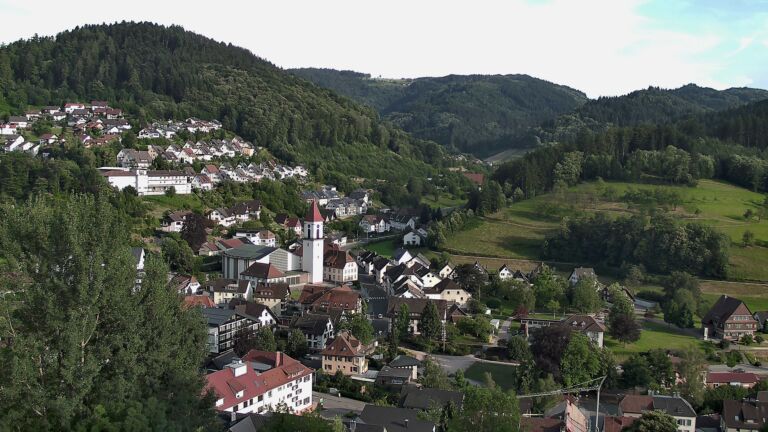 Dieses Bild zeigt eine Webcam-Aufnahme von Ottenhöfen, aufgenommen am Montag, den 29.06.2026 um 19:20 Uhr