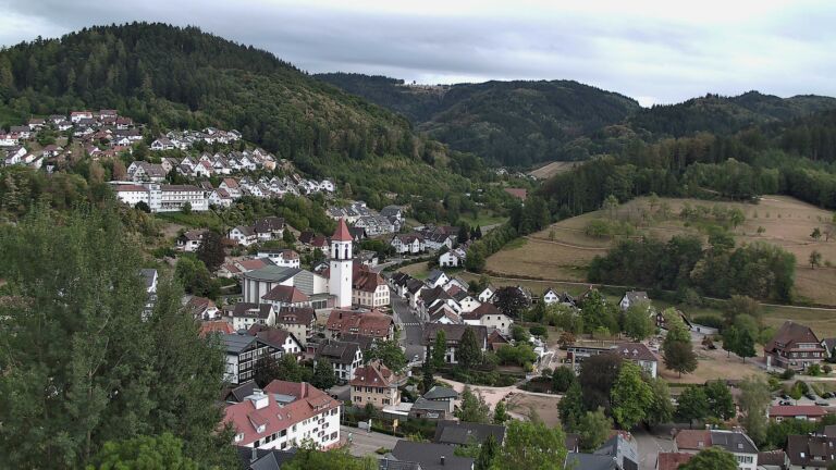 Dieses Bild zeigt eine Webcam-Aufnahme von Ottenhöfen, aufgenommen am Donnerstag, den 20.08.2026 um 17:30 Uhr
