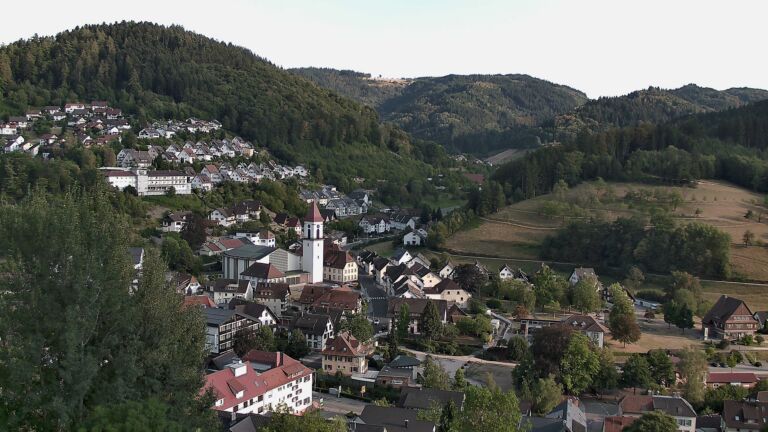 Dieses Bild zeigt eine Webcam-Aufnahme von Ottenhöfen, aufgenommen am Samstag, den 15.08.2026 um 19:00 Uhr
