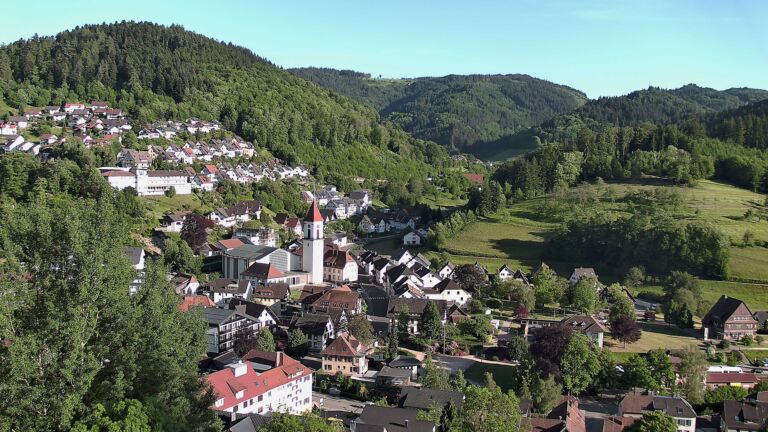 Dieses Bild zeigt eine Webcam-Aufnahme von Ottenhöfen, aufgenommen am Freitag, den 22.05.2026 um 19:00 Uhr