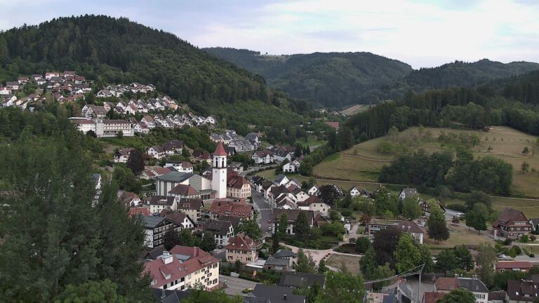 Dieses Bild zeigt eine Webcam-Aufnahme von Ottenhöfen, aufgenommen am Montag, den 03.08.2026 um 19:40 Uhr