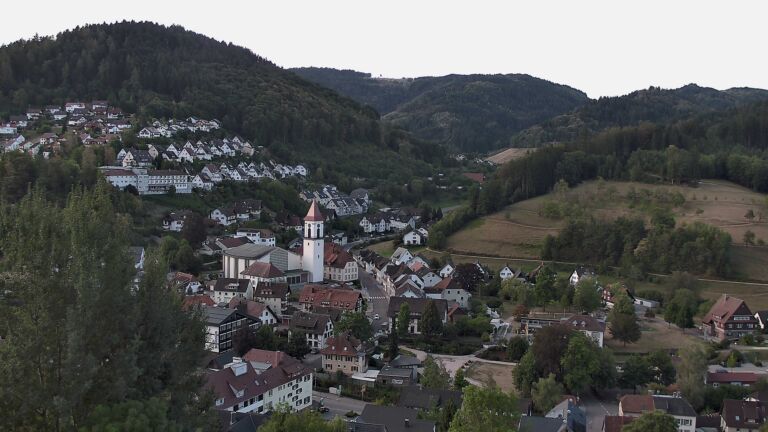 Dieses Bild zeigt eine Webcam-Aufnahme von Ottenhöfen, aufgenommen am Montag, den 24.08.2026 um 08:00 Uhr